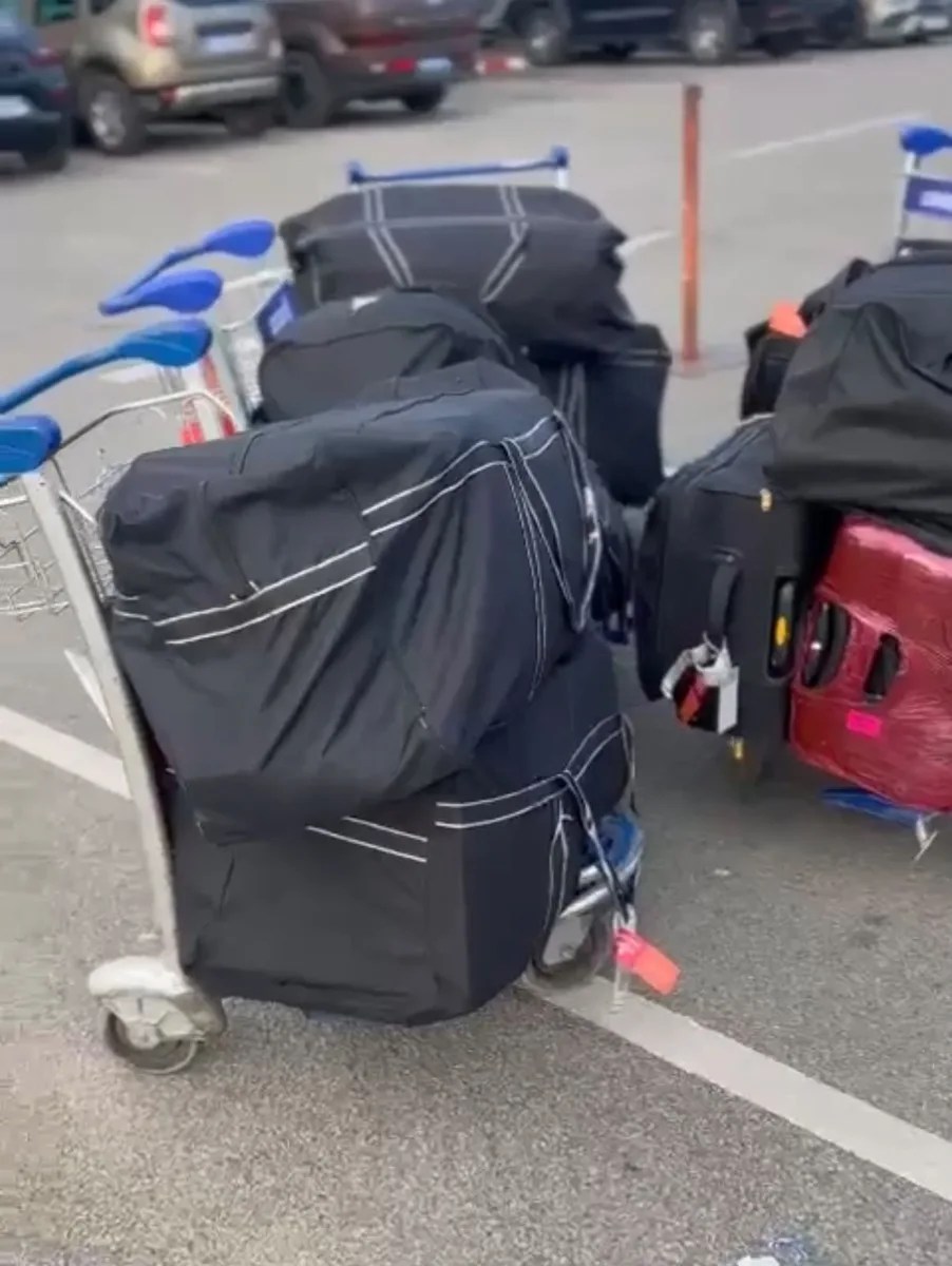 Sacs et bagages S.O.M sur chariots, prêts au départ